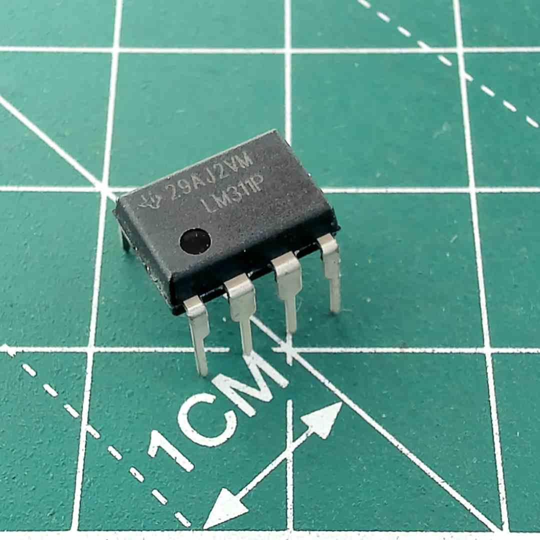 LM311P Integrated Circuit